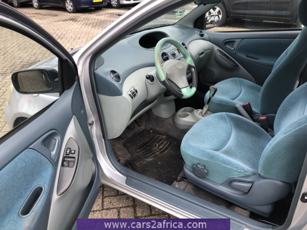 TOYOTA Yaris 1.0 67527 used, available from stock